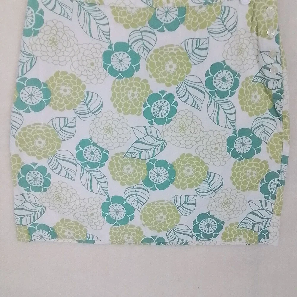LOFT 100% Cotton Casual Short Skirt Size 12 Petite in White‎ Green Floral Design